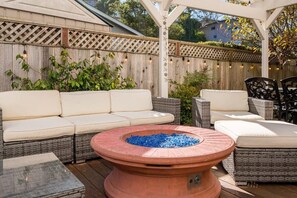 Terrace/patio - Amazing Beach House w/ Jacuzzi and Fire Pit (Aptos)