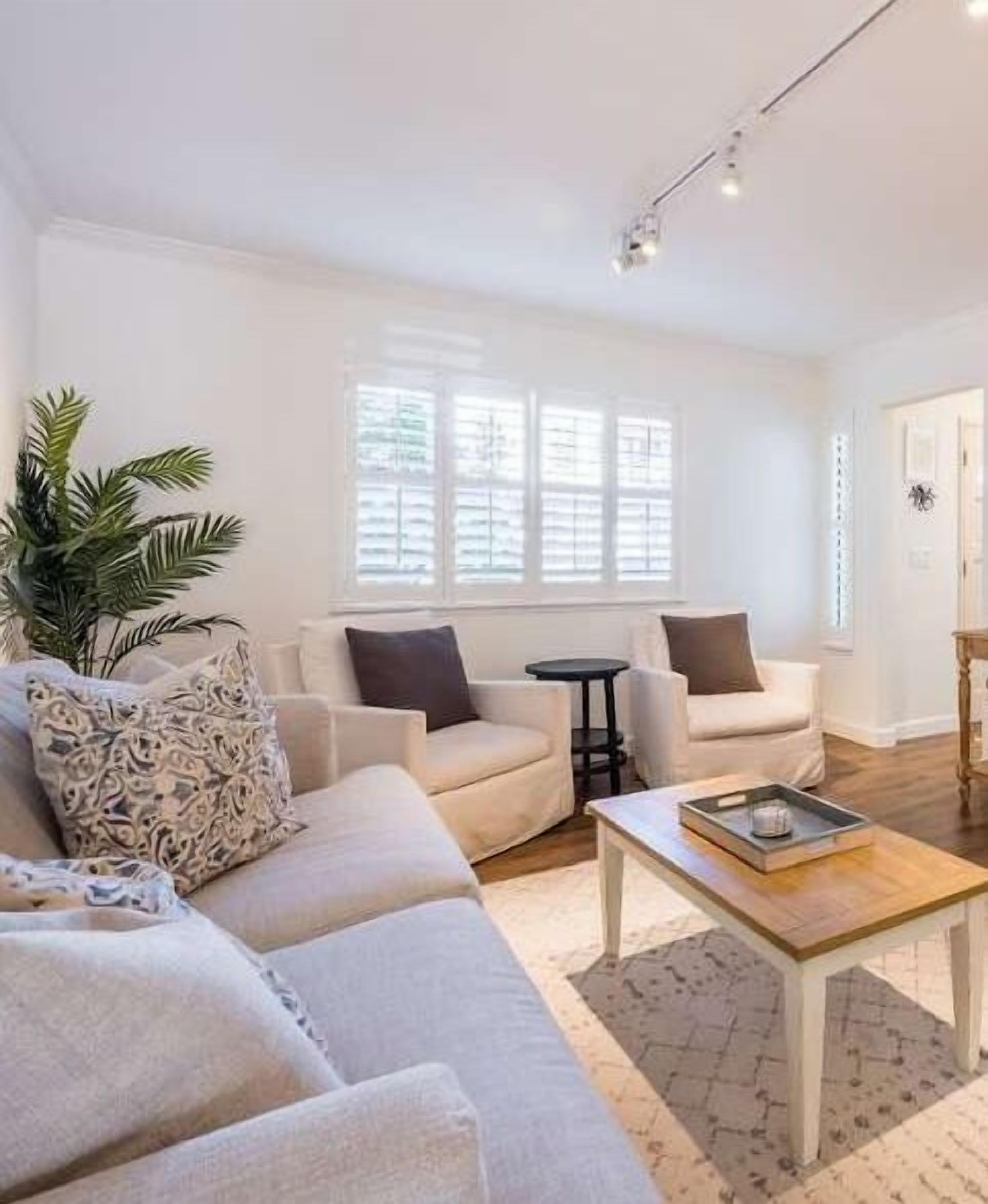 Tv, eldstad, böcker och kontor