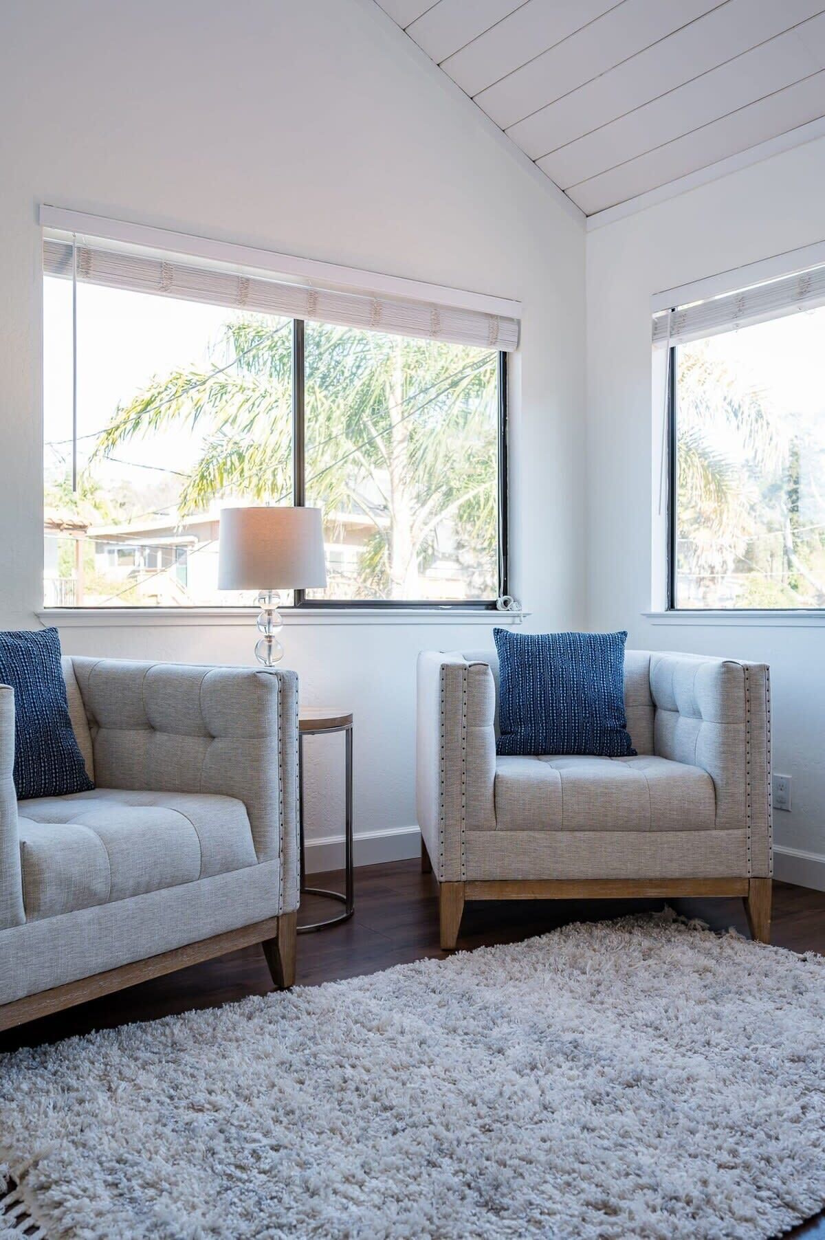 Fernseher, Kamin, Bücher, Arbeitsbereiche