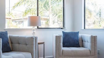 Fernseher, Kamin, Bücher, Arbeitsbereiche