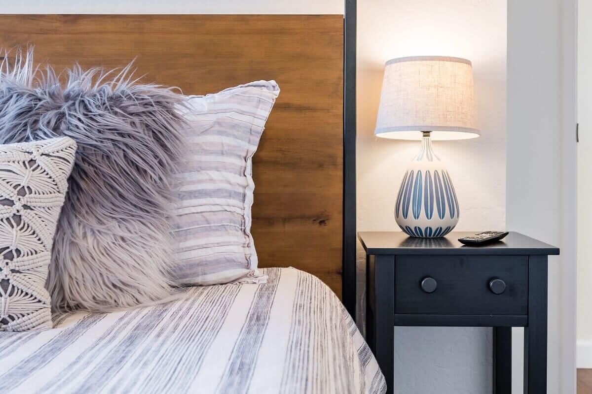 3 habitaciones, escritorio y tabla de planchar con plancha 