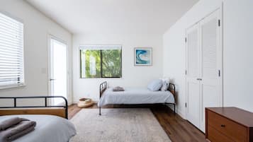 3 bedrooms, desk, iron/ironing board, travel crib