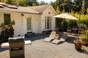 Terrace/patio - Light-Filled Redwood Cottage with Clawfoot Tub (Santa Cruz)
