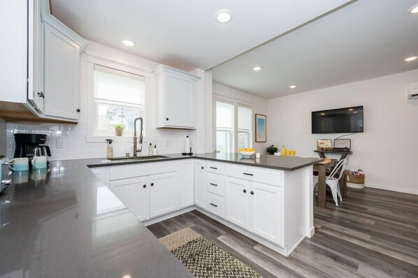 雪櫃、微波爐、焗爐、爐具