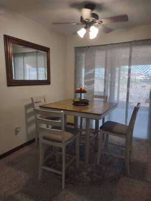Dining - Clean quaint home in quiet neighboorhood (Lake Havasu City)