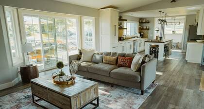 Modern Farmhouse by Casa Oso with hot tub/ views