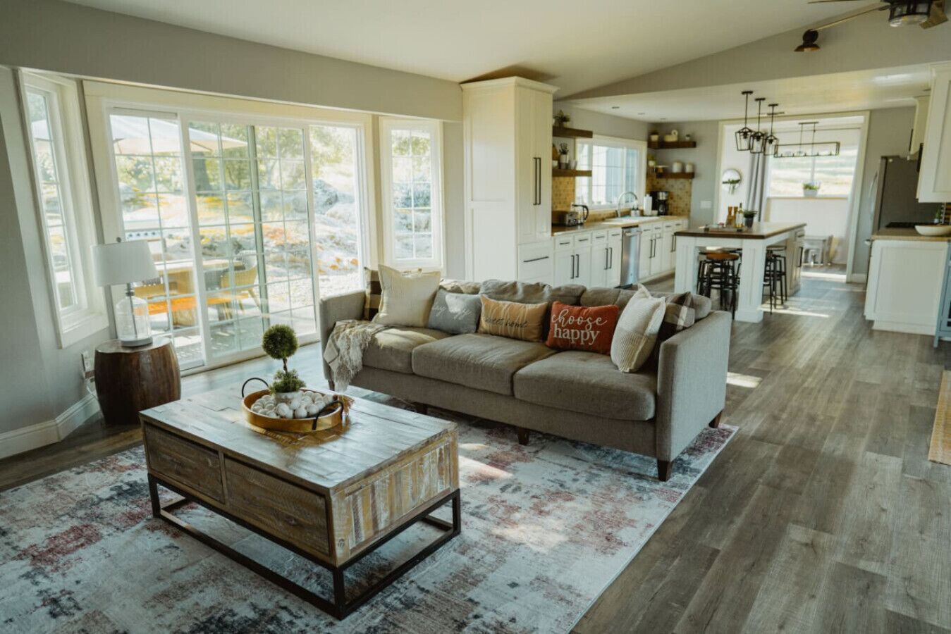 Televisión, chimenea, mesa de ping pong, estéreo