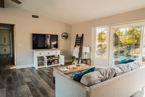 TV, fireplace, ping pong, stereo