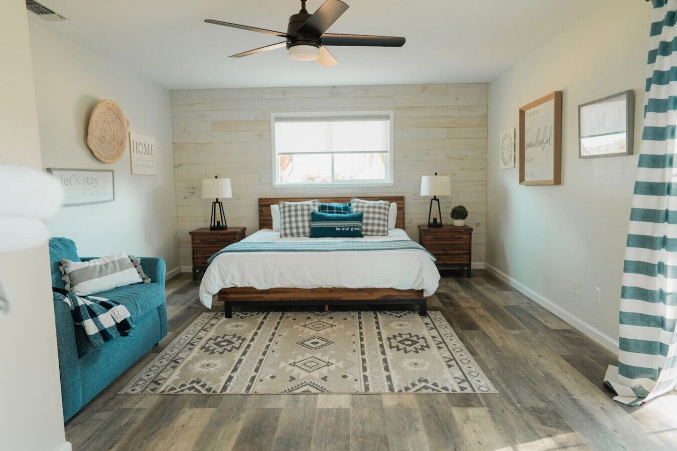 3 habitaciones, escritorio y tabla de planchar con plancha 