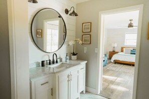 3 habitaciones, escritorio y tabla de planchar con plancha