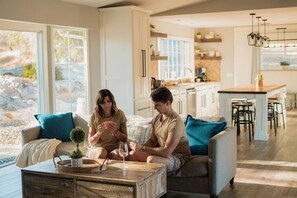 Televisión, chimenea, tenis de mesa y estéreo