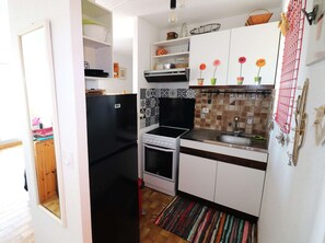 Réfrigérateur, micro-ondes, four