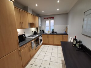 ثلاجة، ميكروويف، فرن، موقد طهي مسطح