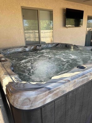 Outdoor spa tub