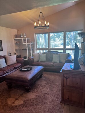 Smart TV, fireplace, DVD player, books - Welcoming & Comfortable Townhome Great Multi-Level Layout (Eagle Vail)