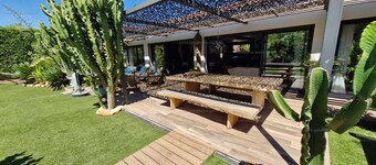 Pretty single storey villa with large landscaped garden and swimming pool for 8