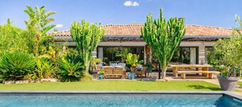 Pretty single storey villa with large landscaped garden and swimming pool for 8