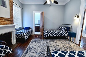 4 soverom, skrivebord, strykejern/-brett og reiseseng for barn