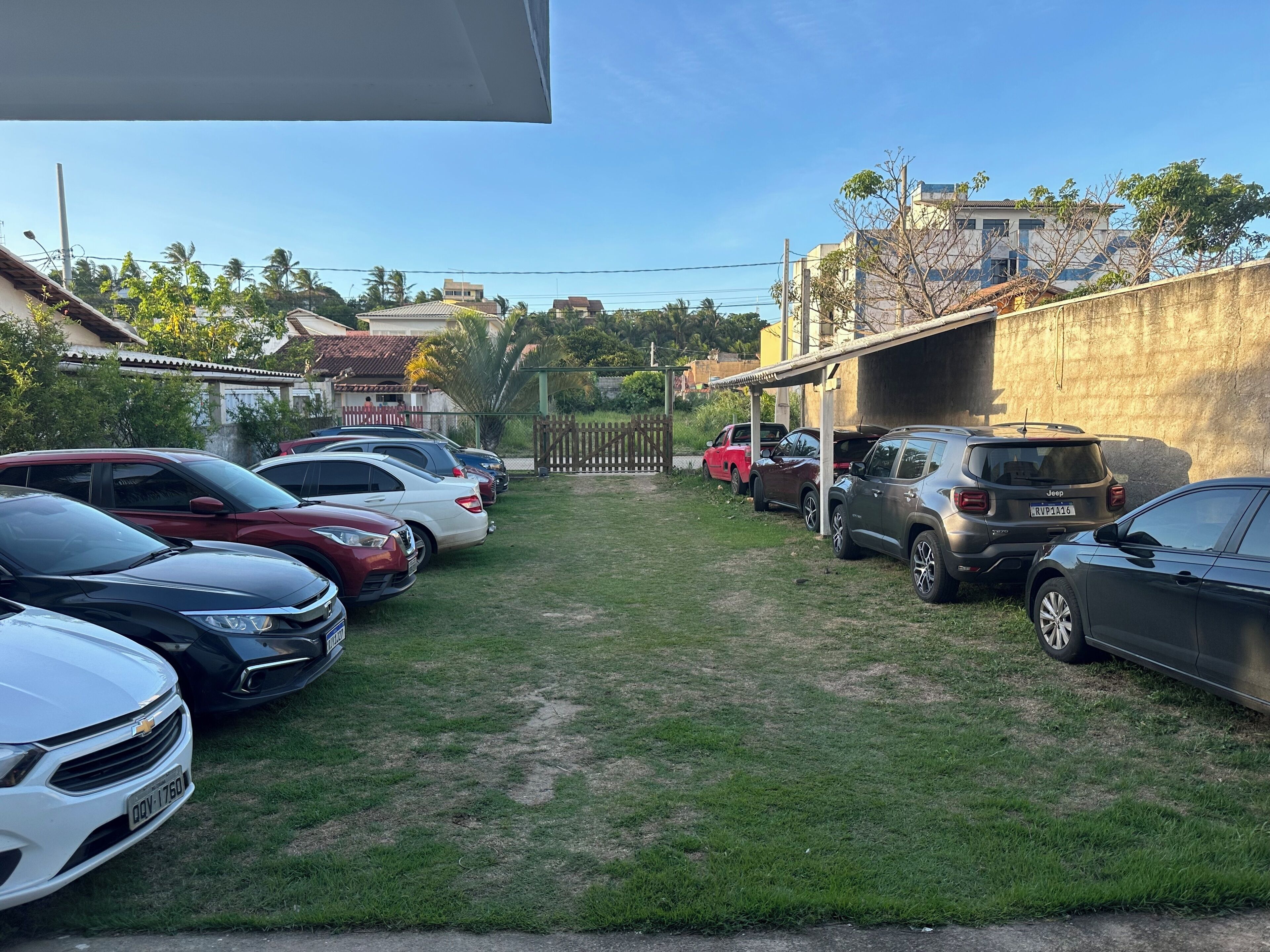 Un aparcamiento con varios coches estacionados en filas.