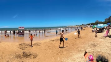 Di pantai dan 8 bar pantai