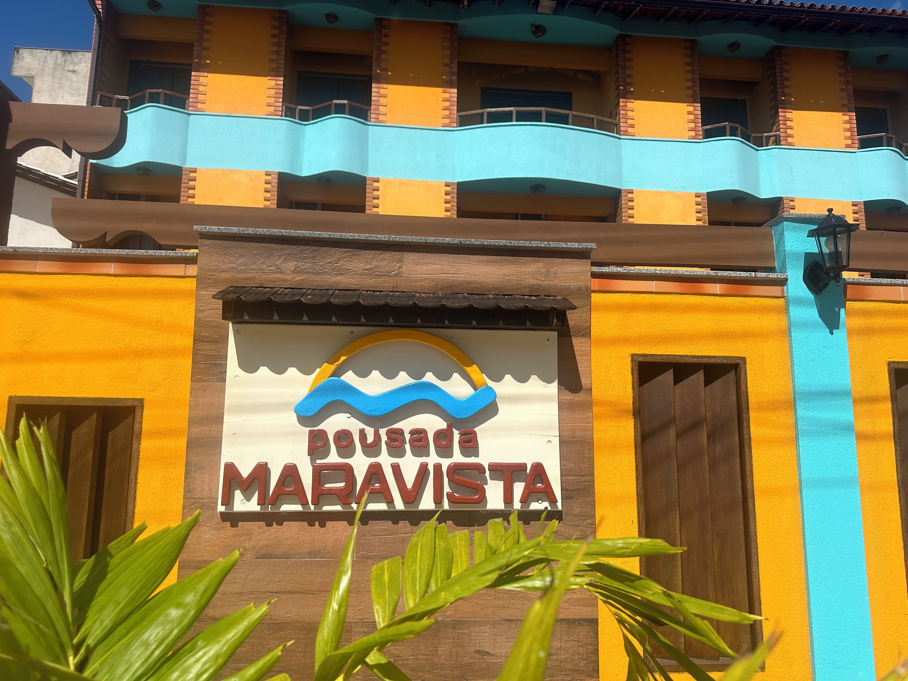 Un bâtiment sur lequel on peut lire l’inscription « Pousada Maravista », avec un motif d’onde bleue au-dessus du texte.