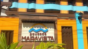 Un bâtiment sur lequel on peut lire l’inscription « Pousada Maravista », avec un motif d’onde bleue au-dessus du texte.