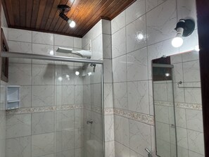 Executive Double Room | Bathroom | Shower, towels - Pousada Maravista (Anchieta)