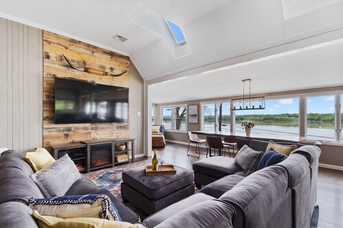 Luxury River Front Cottage With Hot Tub & Spectacular Views 