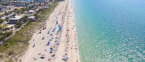 بالقرب من الشاطئ، كراسي للتشمس، مناشف للشاطئ