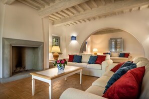 Smart TV, chimenea, oficina