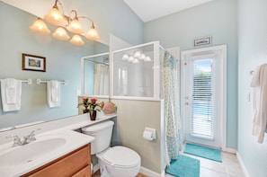 Combined shower/bathtub, jetted bath, hair dryer, towels