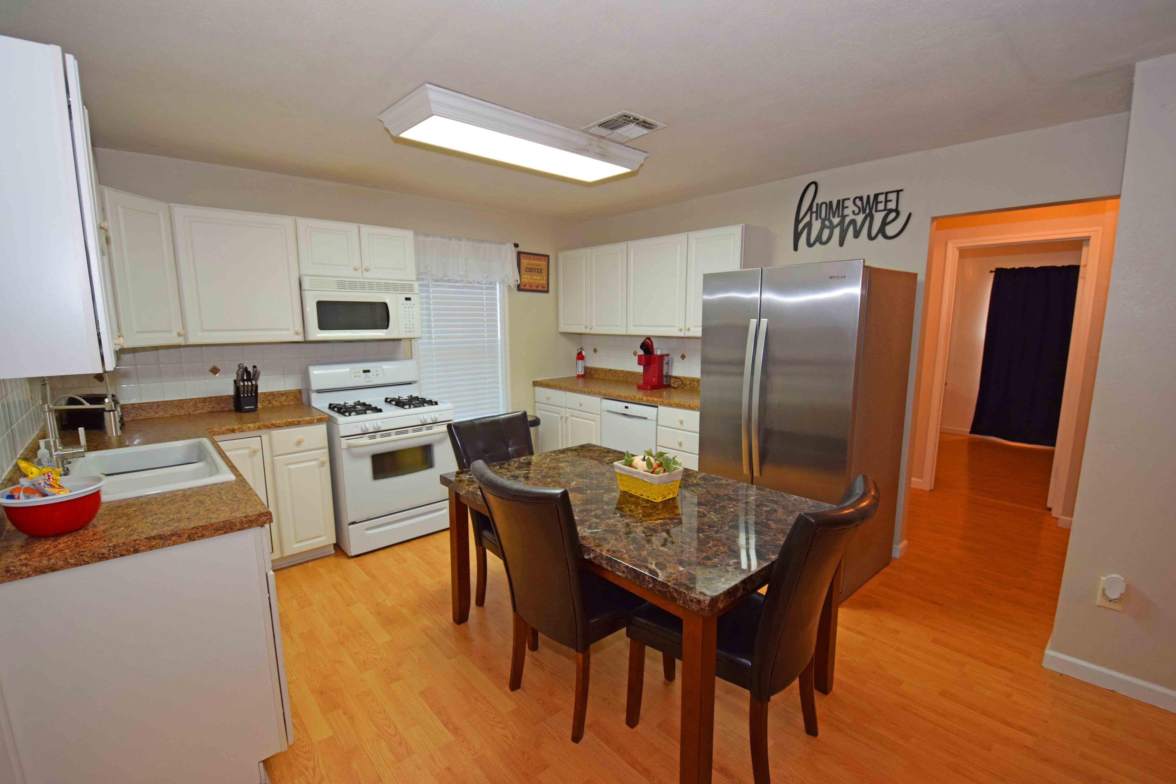 Køleskab, mikrobølgeovn, ovn, kogeplade