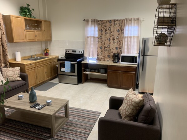 Refrigerador, microondas, horno y parrilla de estufa 