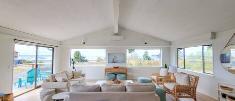 TV connectée, cheminée, livres, médiathèque