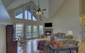 Smart TV, chimenea, reproductor de DVD y libros 