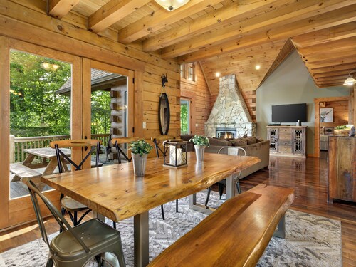 Elk Mountain Lodge: An AVL Mountain Escape w/Hot Tub, Fireplace, Hi-Speed Wifi