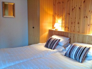 5 bedrooms, free WiFi, bed sheets