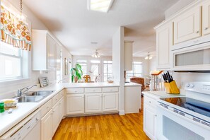 Kjøleskap, mikrobølgeovn, ovn og kokeplater