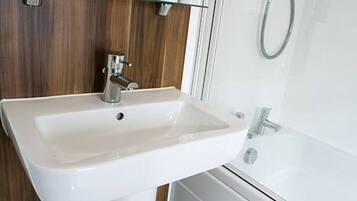 Apartment | Bathroom | Combined shower/tub, deep soaking tub, towels