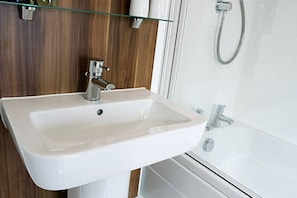 Huoneisto | Kylpyhuone | Suihkun ja ammeen yhdistelmä, syvä kylpyamme, pyyhkeet