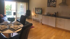 A modern apartment with a dining area, kitchen, and a balcony with a view. - Apartment-sleeps4-balcony-parking-petsok (Hull)
