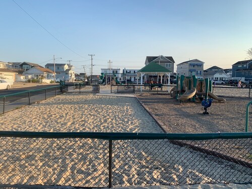Beach & Bay Getaway in Seaside Park- Beach Passes & Parking Included