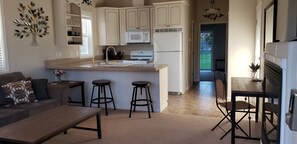 ثلاجة، ميكروويف، فرن، موقد طهي مسطح