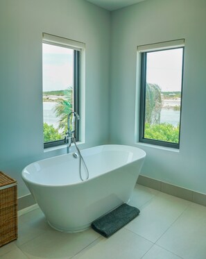 Haartrockner, Handtücher, Seife, Shampoo