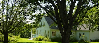 Farmstay, 2 bedrooms with 2 private baths, private entrance.