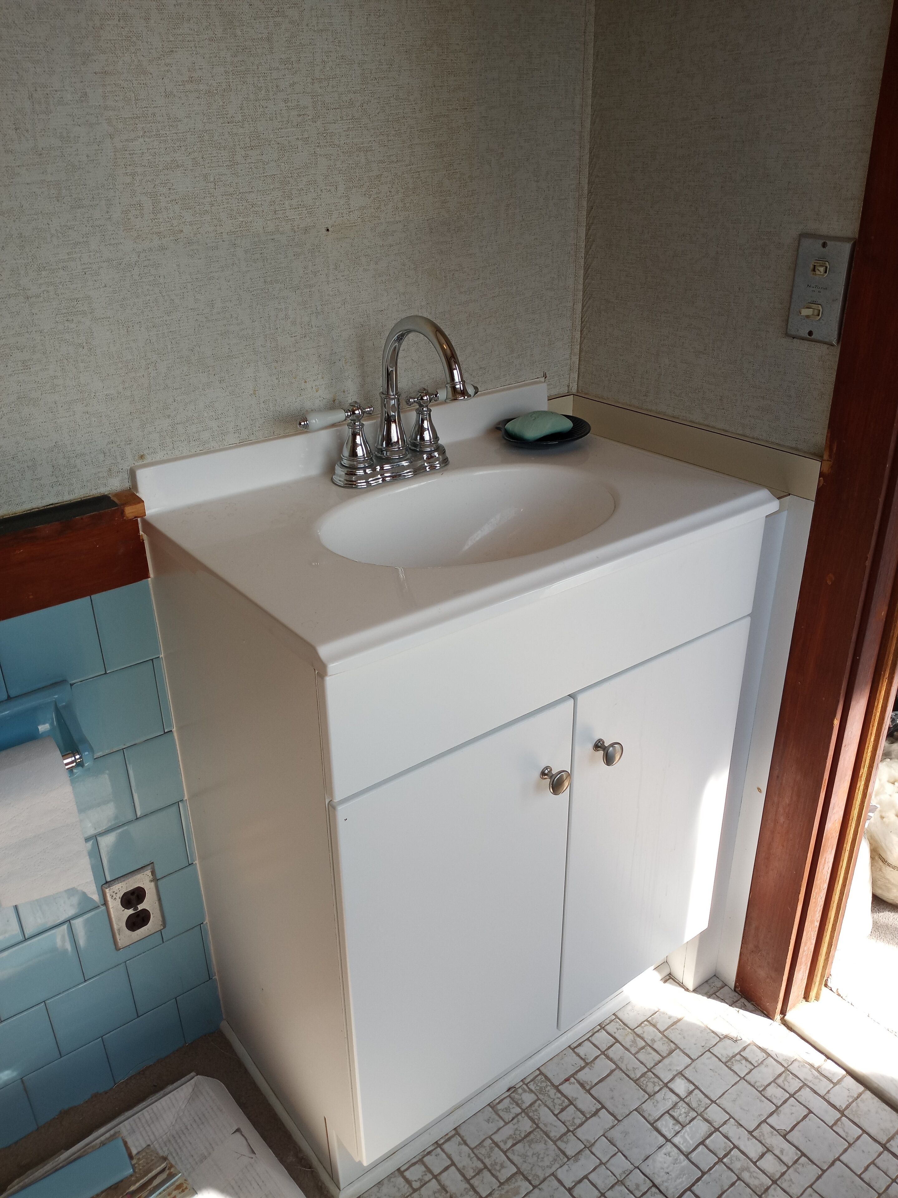 Bathtub, towels, soap, shampoo