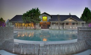 Sisäuima-allas, ulkouima-allas