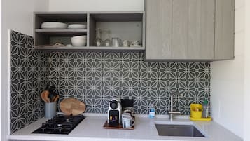 Kühlschrank, Mikrowelle, Herdplatte, Wasserkocher mit Kaffee-/Teezubehör
