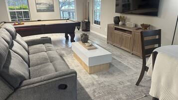 Una Smart TV, una chimenea, un futbolín