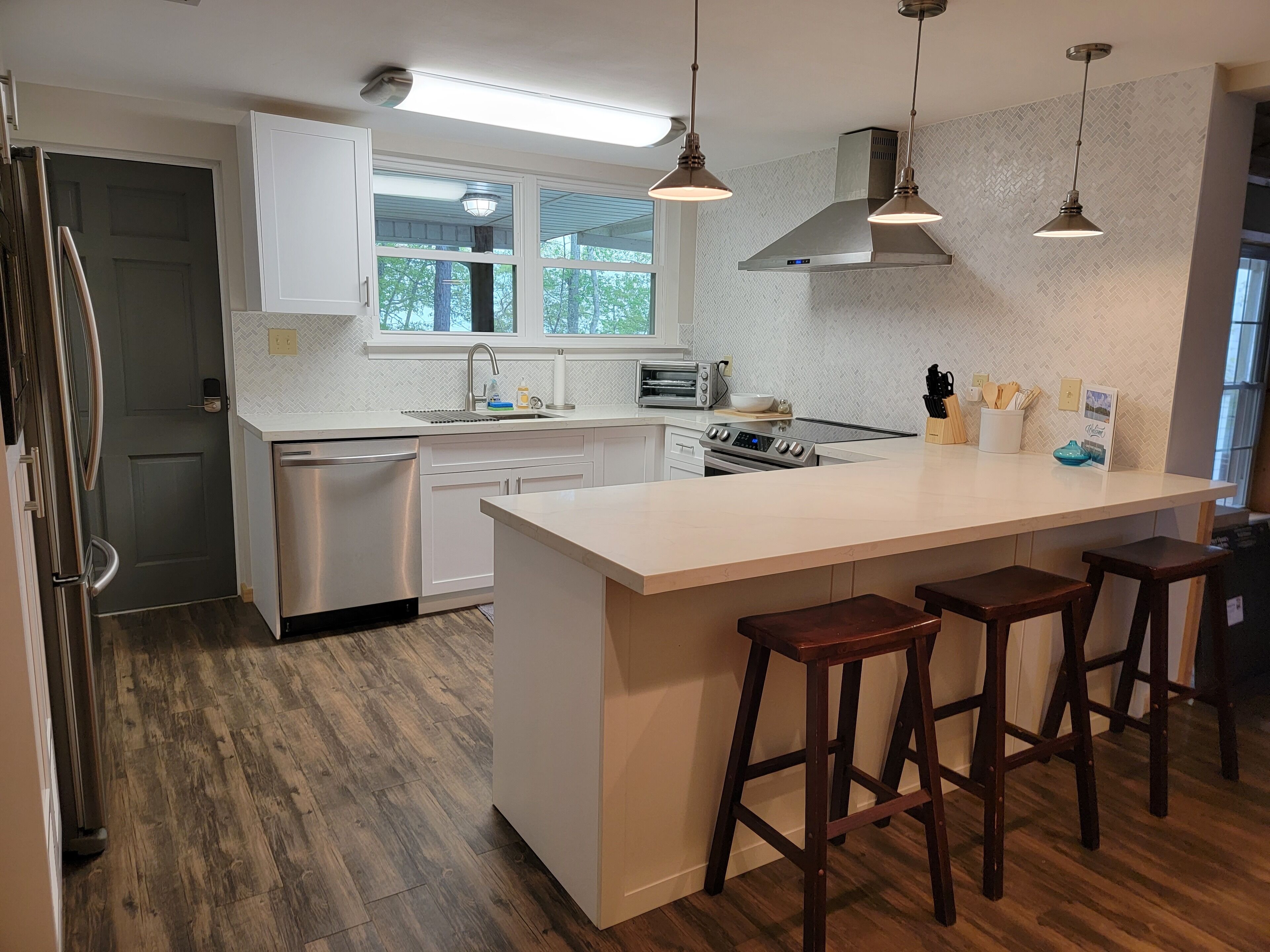 Jääkaappi, mikroaaltouuni, uuni, liesi